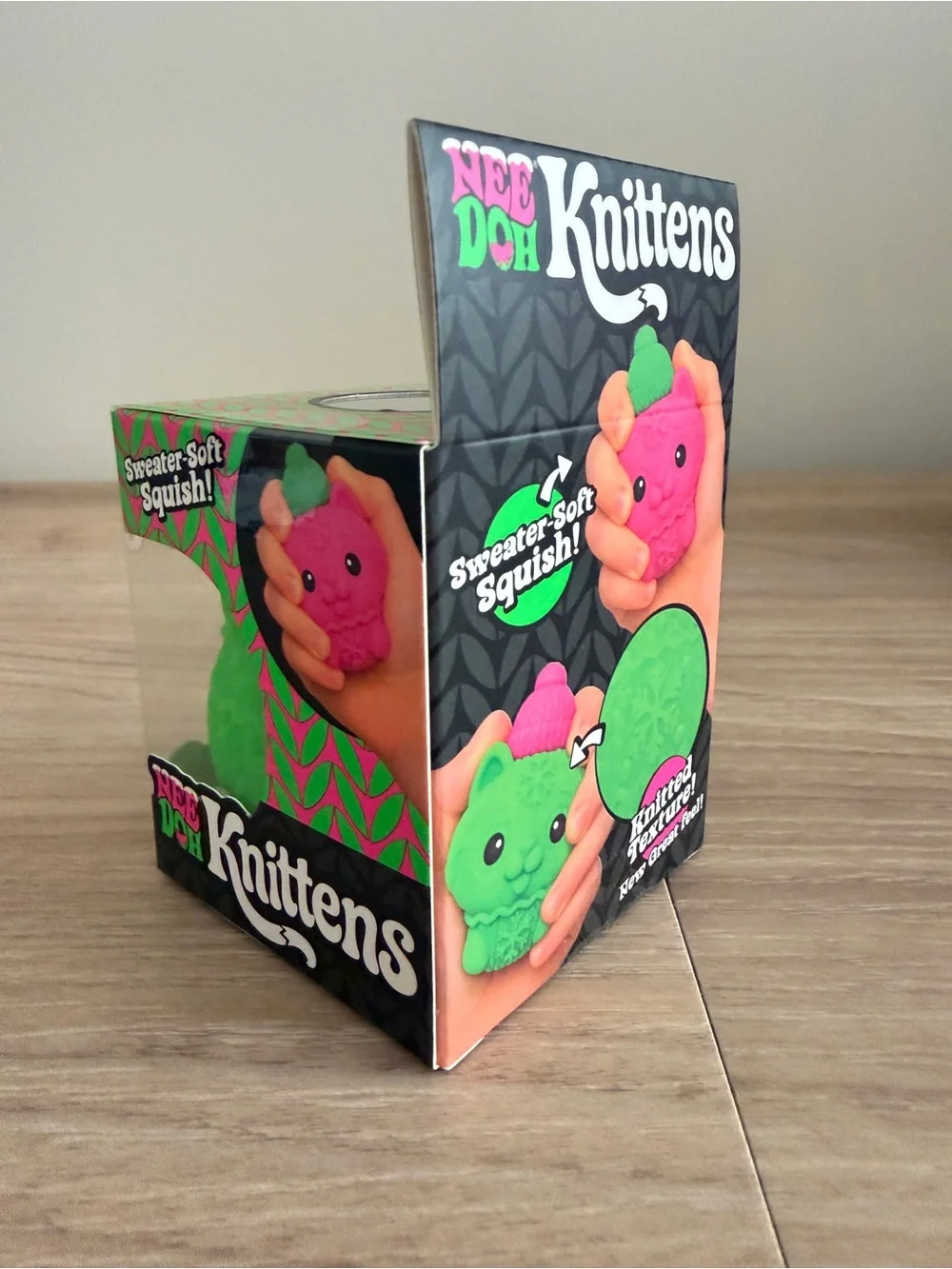 Needoh Knittens green with pink hat